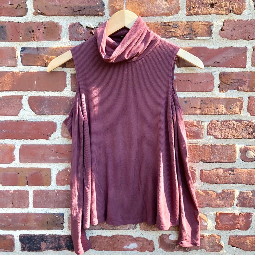 Cut out shoulder long sleeve top turtle neck
